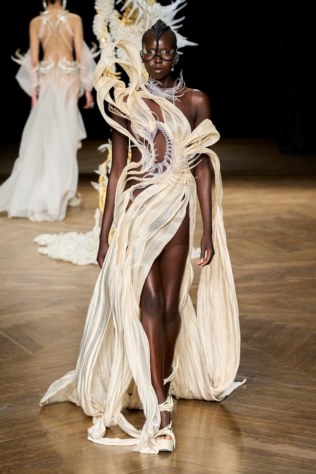 مجموعة دار Iris van Herpen لأزياء الهوت كوتور