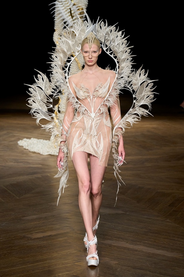 مجموعة دار Iris van Herpen لأزياء الهوت كوتور