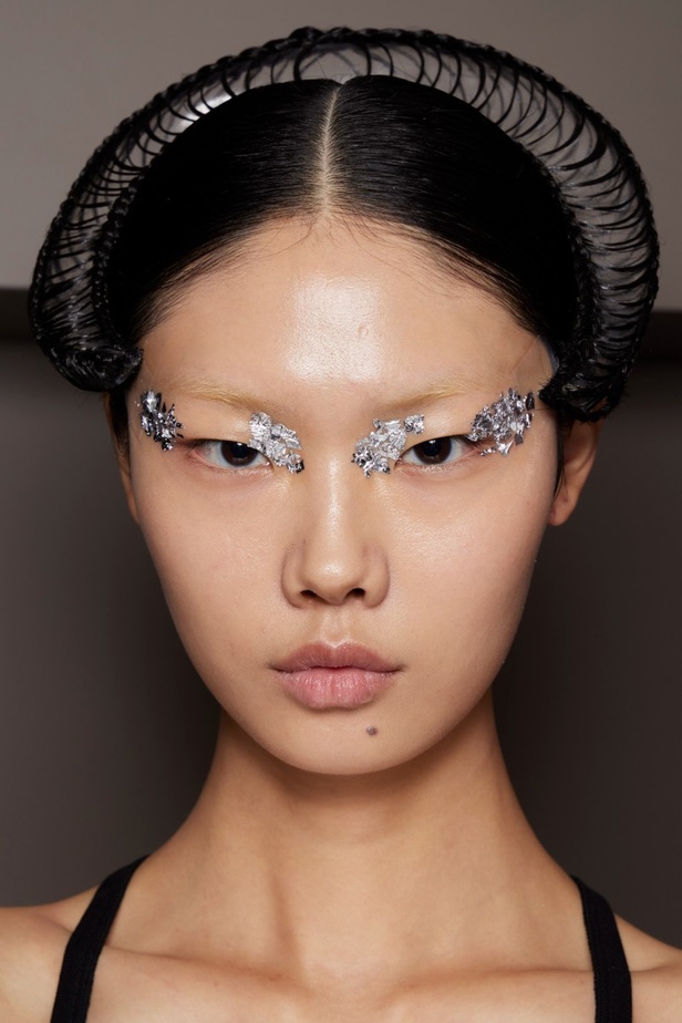 اطلالات جمالية من عرض Iris van Herpen للهوت كوتور في باريس