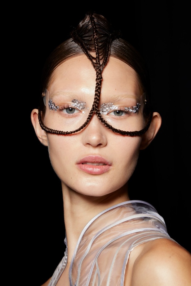 اطلالات جمالية من عرض Iris van Herpen للهوت كوتور في باريس