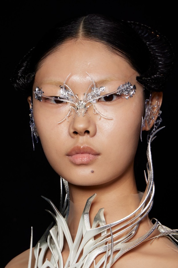 اطلالات جمالية من عرض Iris van Herpen للهوت كوتور في باريس