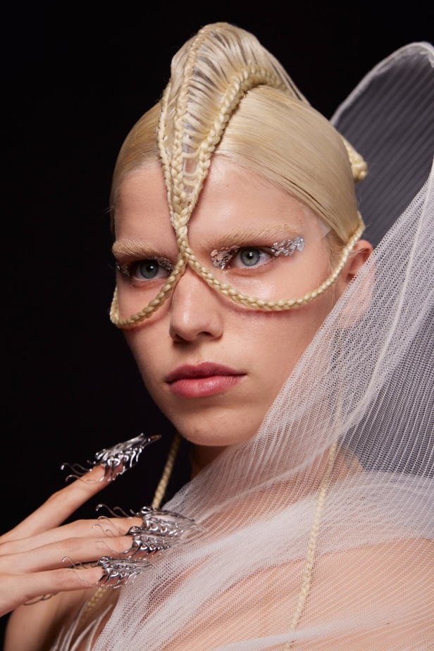 اطلالات جمالية من عرض Iris van Herpen للهوت كوتور في باريس