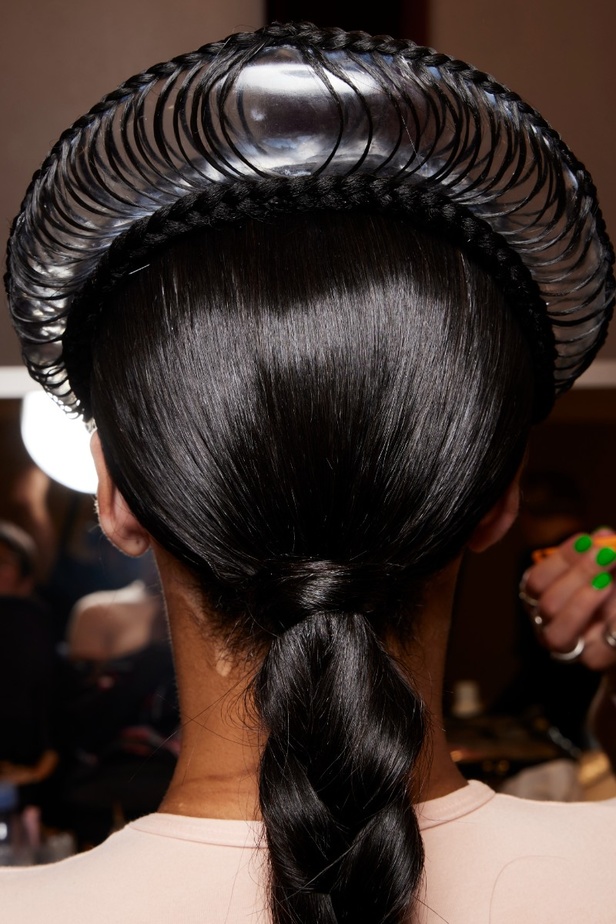 اطلالات جمالية من عرض Iris van Herpen للهوت كوتور في باريس