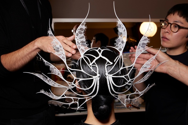 اطلالات جمالية من عرض Iris van Herpen للهوت كوتور في باريس