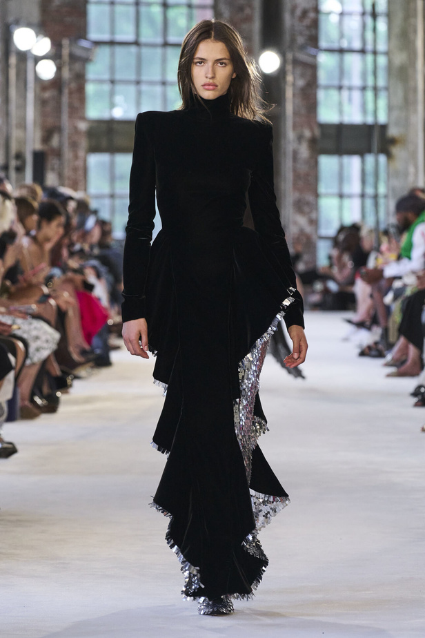 مجموعة Alexandre Vauthier للهوت كوتور 2022 ابداع وألوان وفخامة