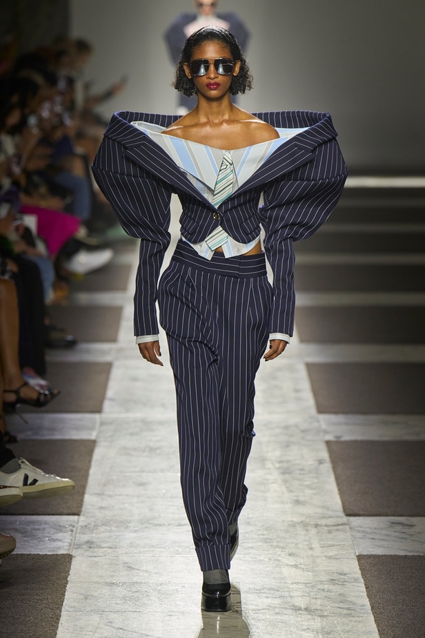 مجموعة Viktor & Rolf للأزياء الراقية 2022 تجسّد القوّة بلمسة عصرية 