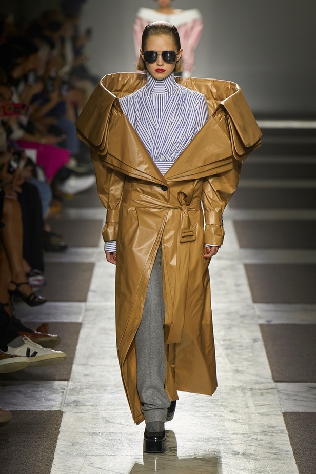 مجموعة Viktor & Rolf للأزياء الراقية 2022 تجسّد القوّة بلمسة عصرية 