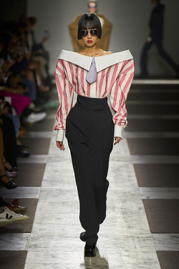 مجموعة Viktor & Rolf للأزياء الراقية 2022 تجسّد القوّة بلمسة عصرية 