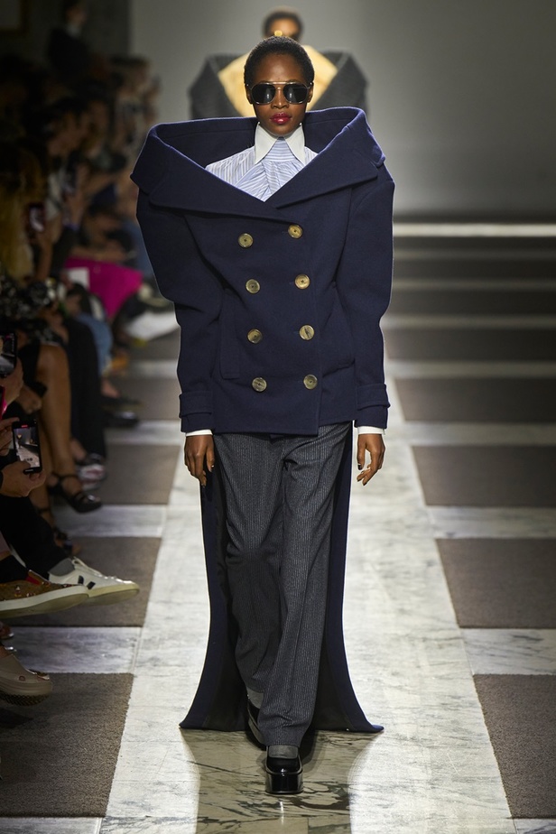 مجموعة Viktor & Rolf للأزياء الراقية 2022 تجسّد القوّة بلمسة عصرية 