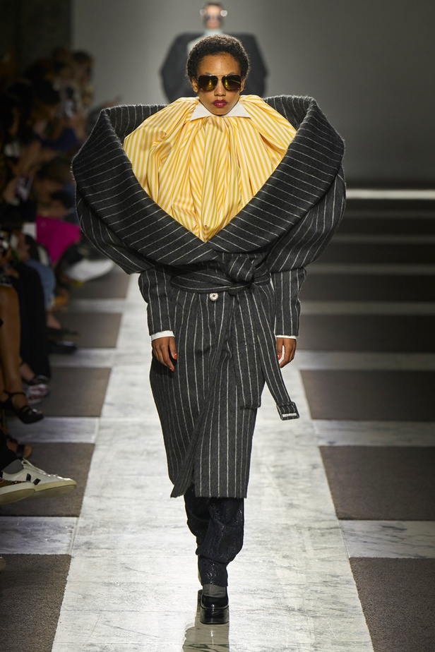 مجموعة Viktor & Rolf للأزياء الراقية 2022 تجسّد القوّة بلمسة عصرية 