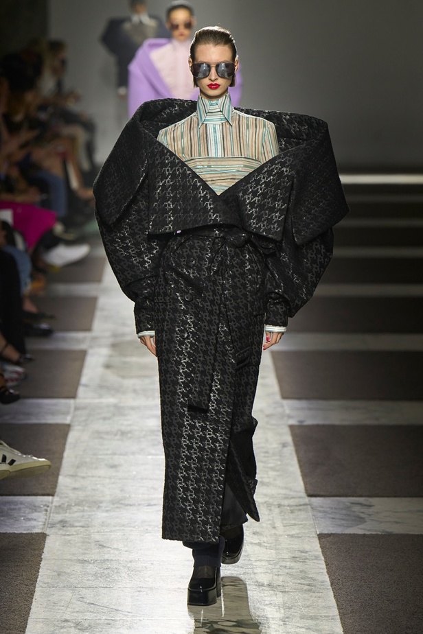 مجموعة Viktor & Rolf للأزياء الراقية 2022 تجسّد القوّة بلمسة عصرية 