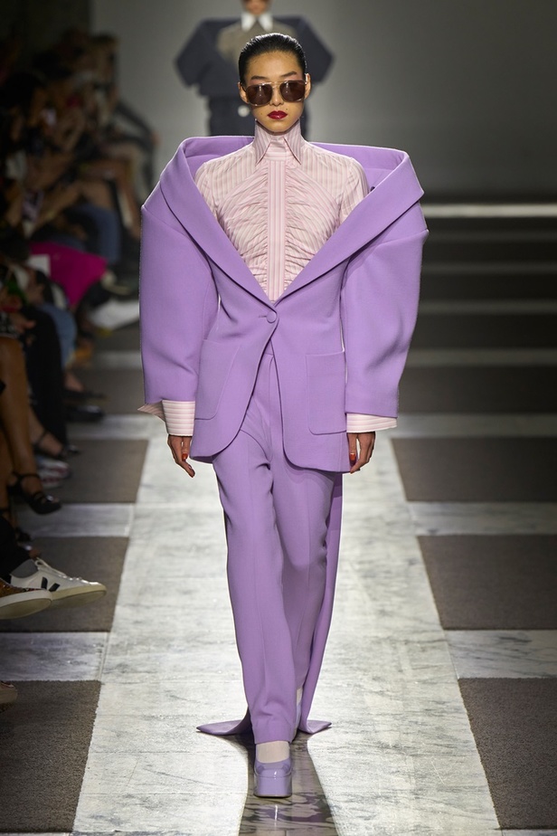 مجموعة Viktor & Rolf للأزياء الراقية 2022 تجسّد القوّة بلمسة عصرية 