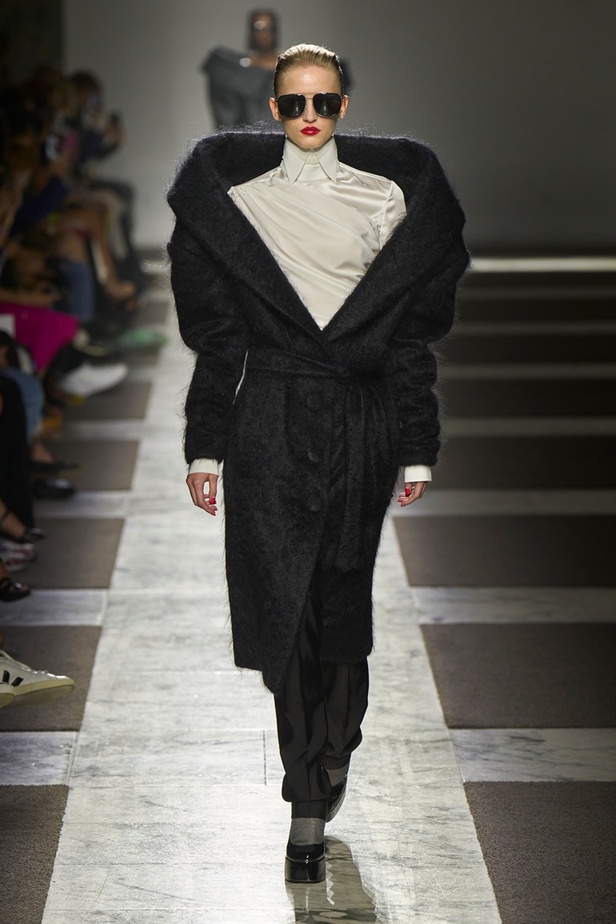 مجموعة Viktor & Rolf للأزياء الراقية 2022 تجسّد القوّة بلمسة عصرية 