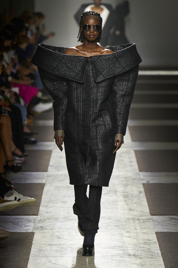 مجموعة Viktor & Rolf للأزياء الراقية 2022 تجسّد القوّة بلمسة عصرية 