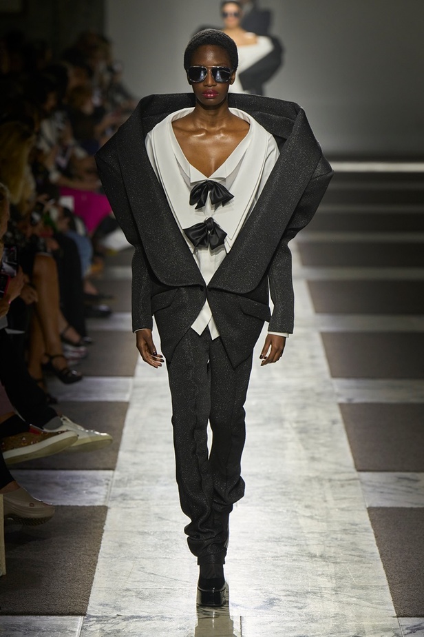 مجموعة Viktor & Rolf للأزياء الراقية 2022 تجسّد القوّة بلمسة عصرية 