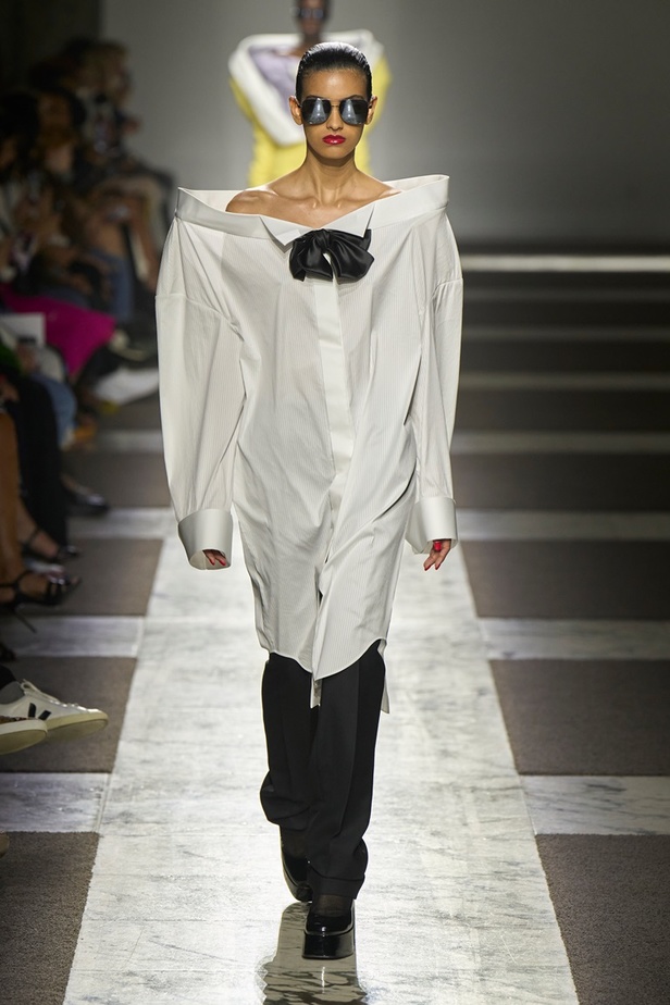 مجموعة Viktor & Rolf للأزياء الراقية 2022 تجسّد القوّة بلمسة عصرية 