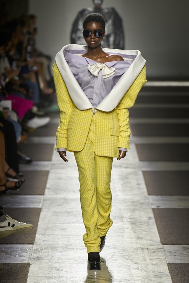 مجموعة Viktor & Rolf للأزياء الراقية 2022 تجسّد القوّة بلمسة عصرية 