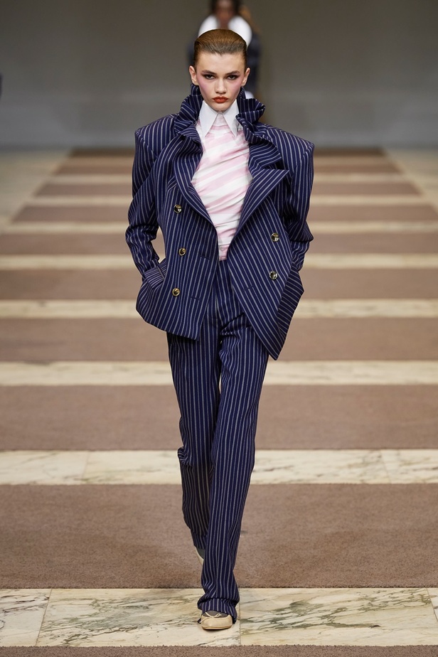 مجموعة Viktor & Rolf للأزياء الراقية 2022 تجسّد القوّة بلمسة عصرية 