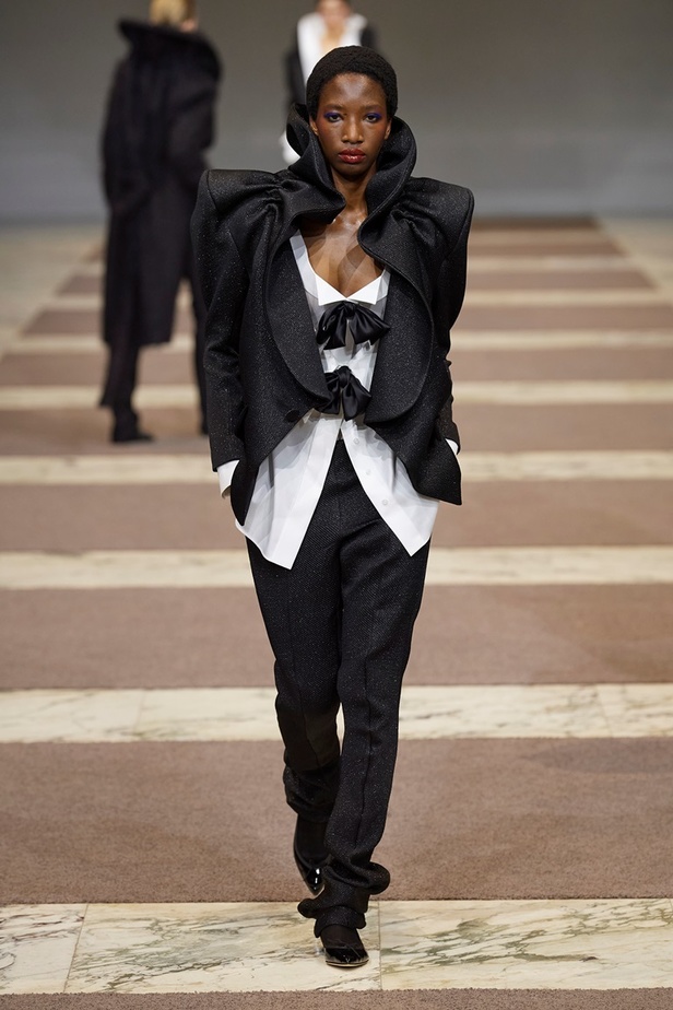 مجموعة Viktor & Rolf للأزياء الراقية 2022 تجسّد القوّة بلمسة عصرية 