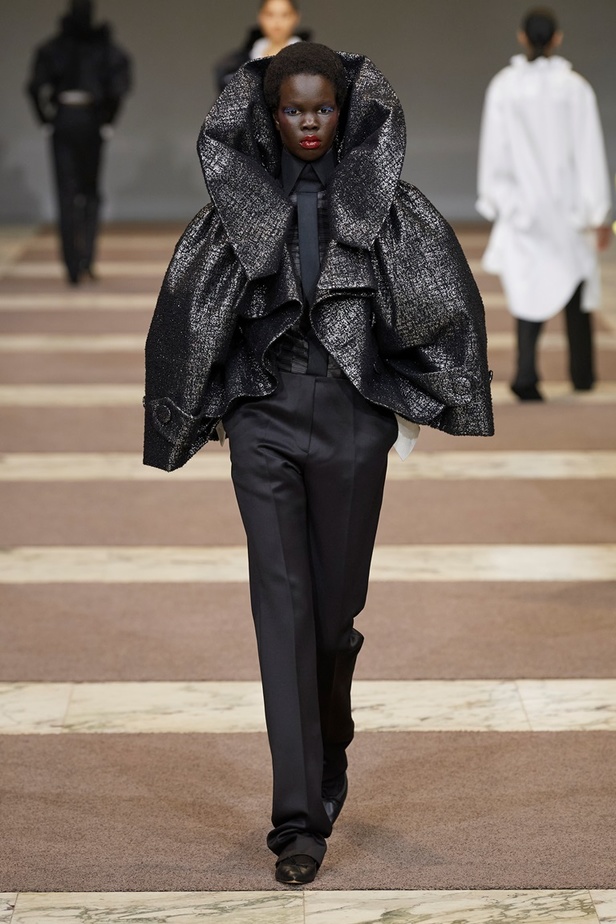 مجموعة Viktor & Rolf للأزياء الراقية 2022 تجسّد القوّة بلمسة عصرية 