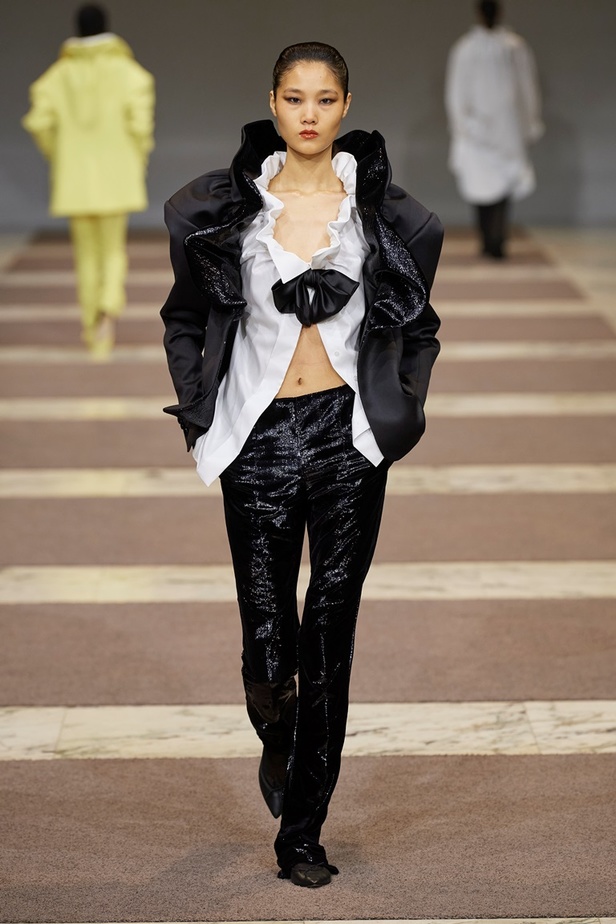 مجموعة Viktor & Rolf للأزياء الراقية 2022 تجسّد القوّة بلمسة عصرية 