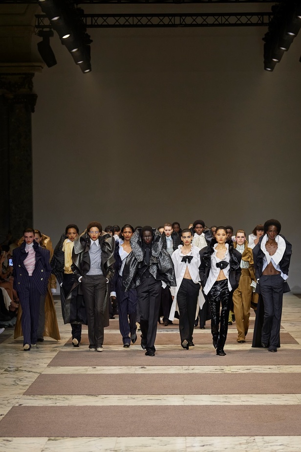 مجموعة Viktor & Rolf للأزياء الراقية 2022 تجسّد القوّة بلمسة عصرية 