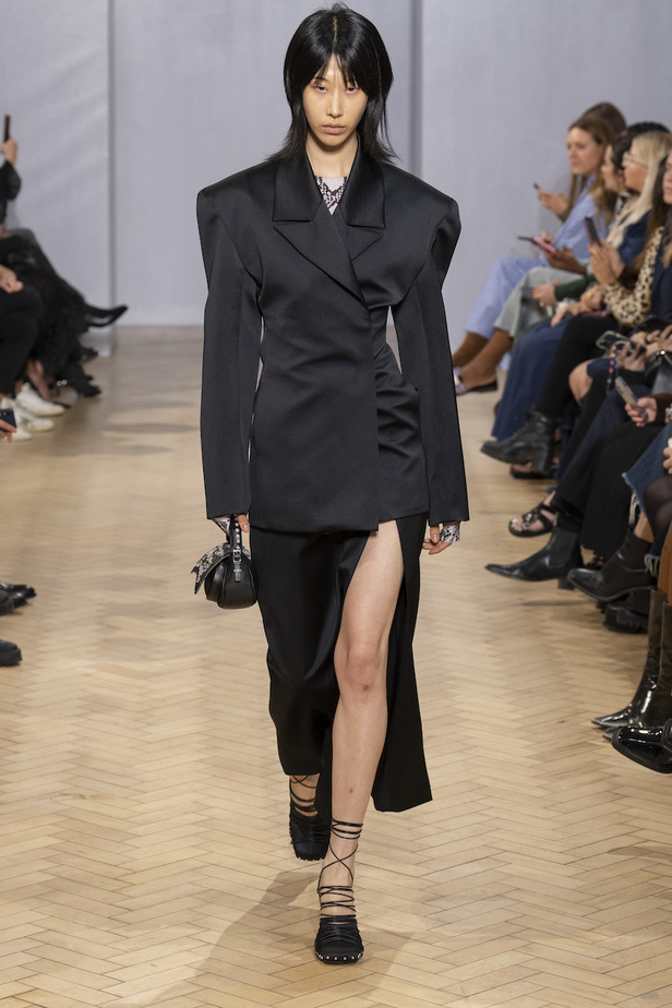 من مجموعة 16Arlington لموسم ربيع وصيف 2023