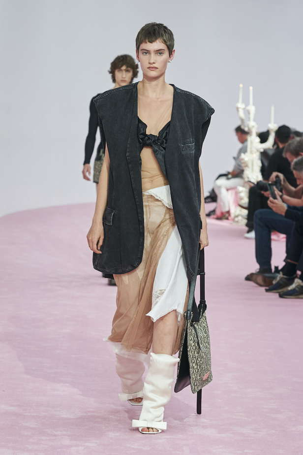 من مجموعة Acne Studios لموسم ربيع وصيف 2023