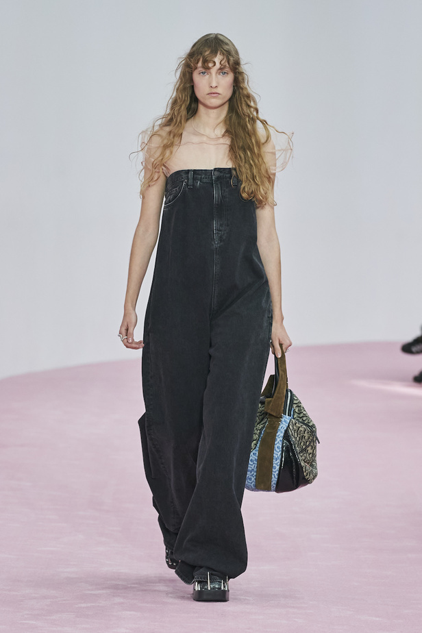 من مجموعة Acne Studios لموسم ربيع وصيف 2023