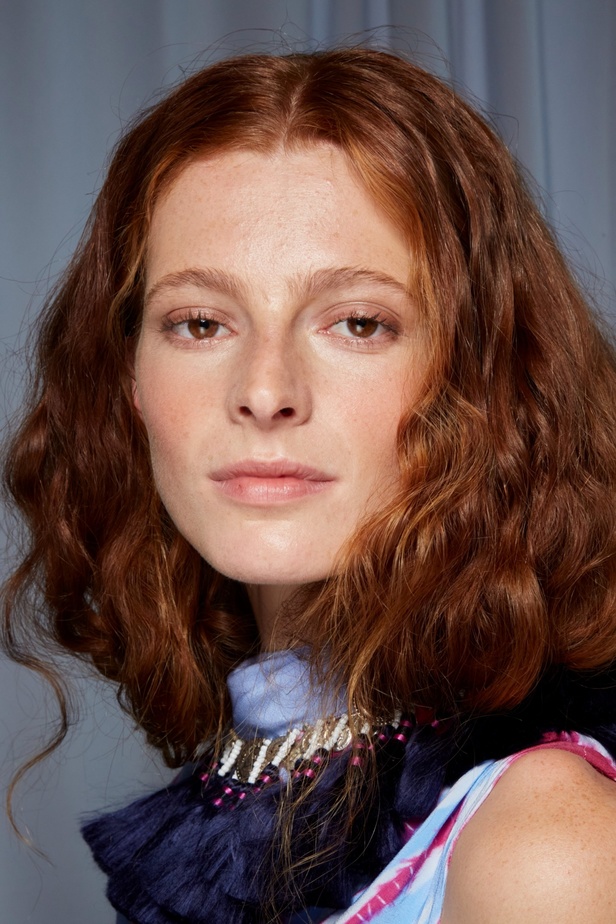 مجموعة Altuzarra لربيع وصيف 2023 تأخذنا في رحلة من التصاميم الرياضية إلى البوهيميا الفاخرة