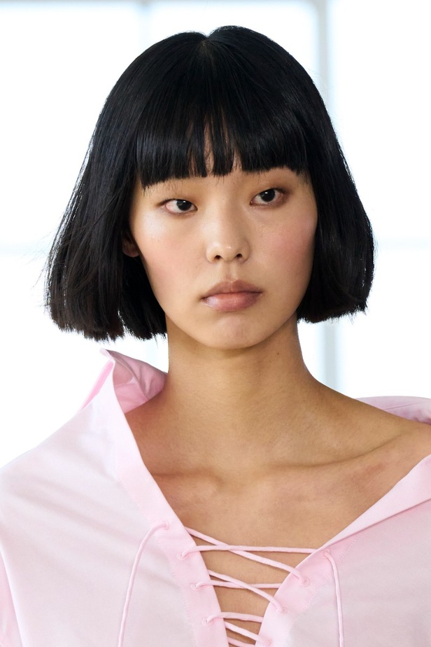 مجموعة Altuzarra لربيع وصيف 2023 تأخذنا في رحلة من التصاميم الرياضية إلى البوهيميا الفاخرة