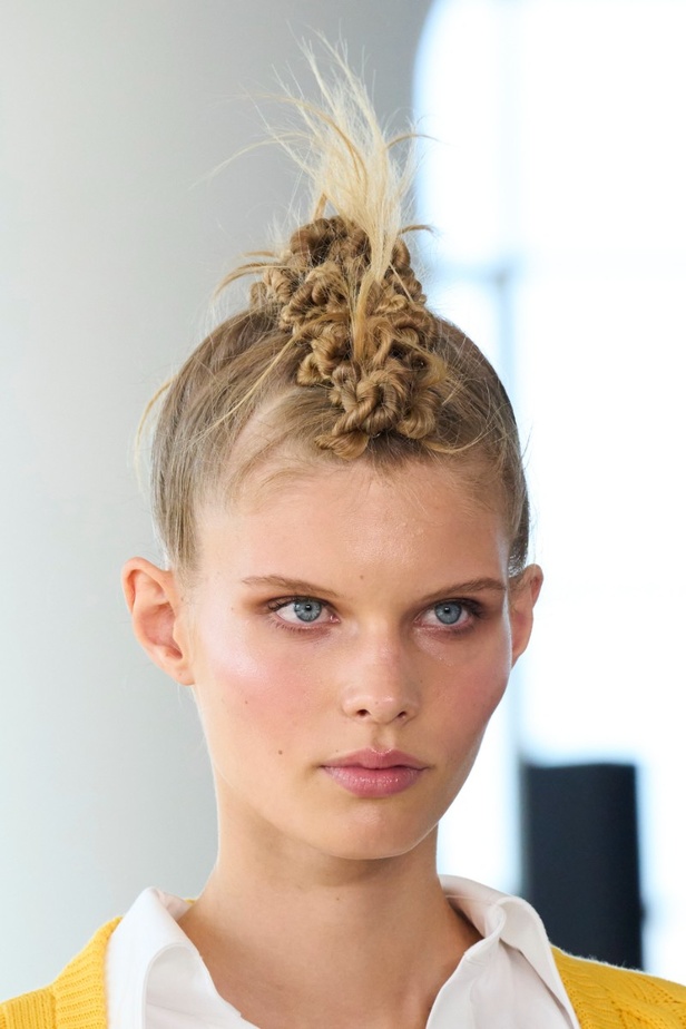 مجموعة Altuzarra لربيع وصيف 2023 تأخذنا في رحلة من التصاميم الرياضية إلى البوهيميا الفاخرة