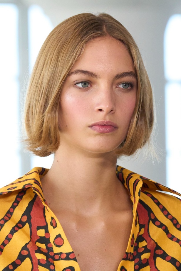 مجموعة Altuzarra لربيع وصيف 2023 تأخذنا في رحلة من التصاميم الرياضية إلى البوهيميا الفاخرة