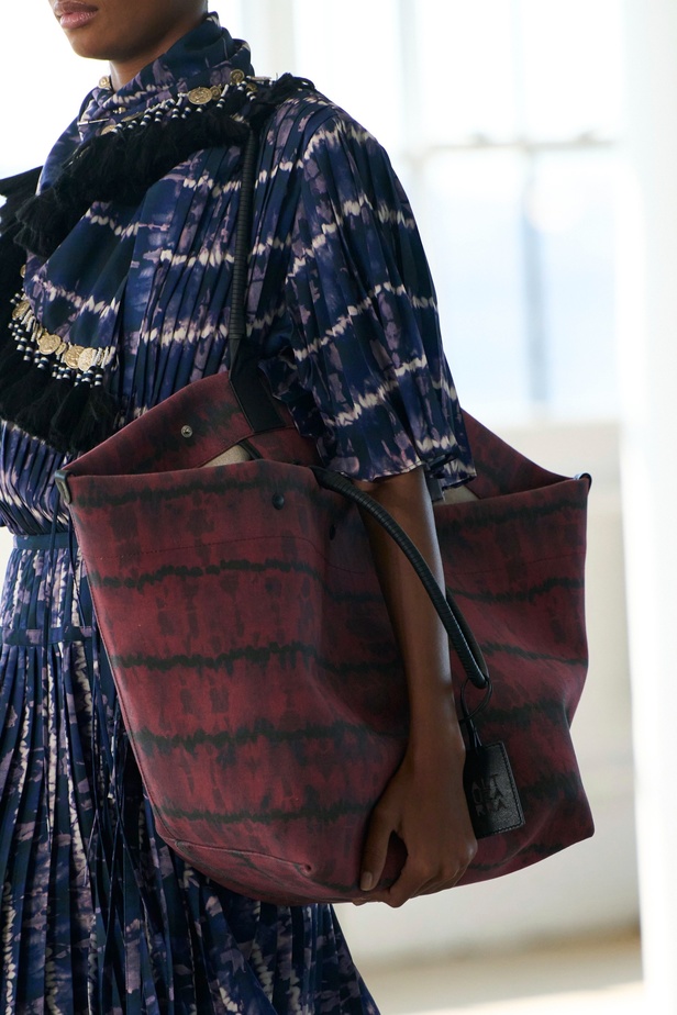 مجموعة Altuzarra لربيع وصيف 2023 تأخذنا في رحلة من التصاميم الرياضية إلى البوهيميا الفاخرة