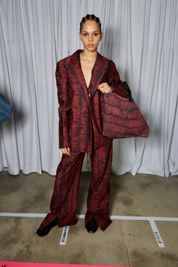 مجموعة Altuzarra لربيع وصيف 2023 تأخذنا في رحلة من التصاميم الرياضية إلى البوهيميا الفاخرة