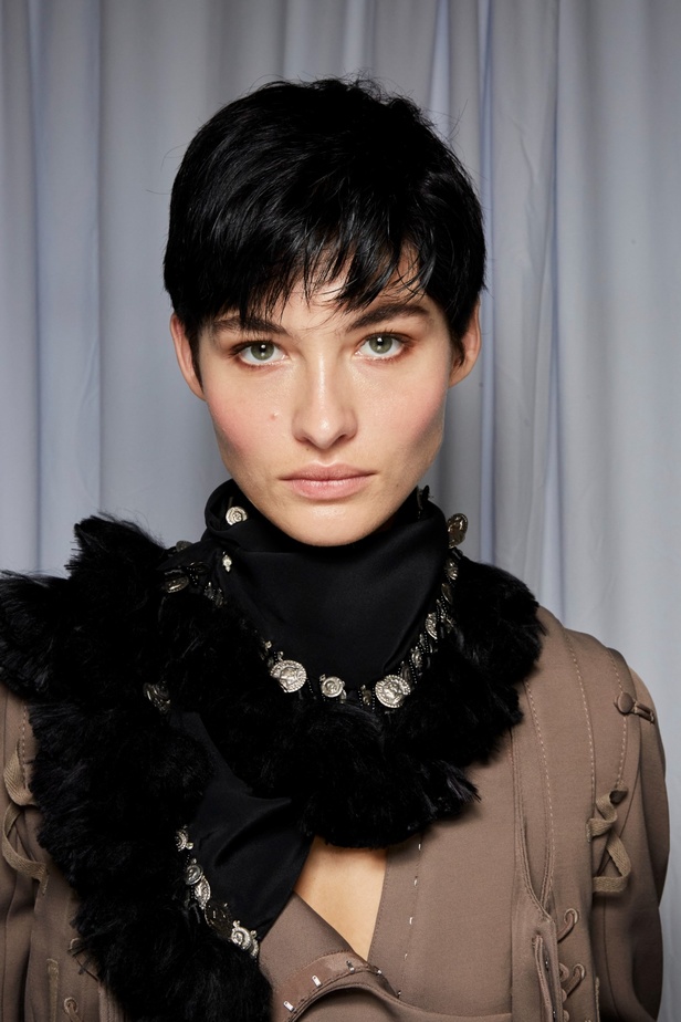 مجموعة Altuzarra لربيع وصيف 2023 تأخذنا في رحلة من التصاميم الرياضية إلى البوهيميا الفاخرة