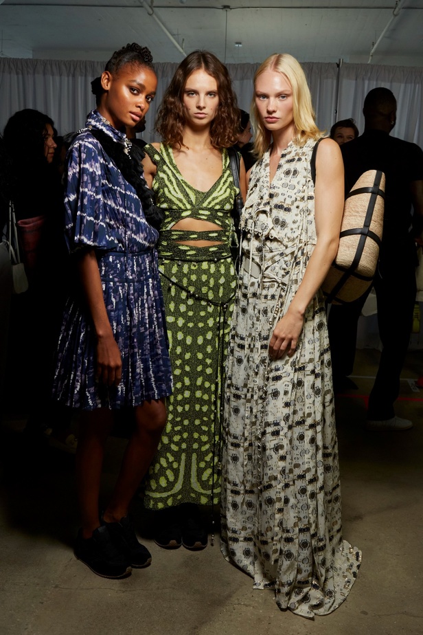 مجموعة Altuzarra لربيع وصيف 2023 تأخذنا في رحلة من التصاميم الرياضية إلى البوهيميا الفاخرة