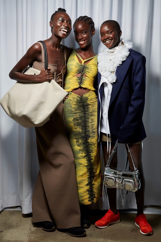 مجموعة Altuzarra لربيع وصيف 2023 تأخذنا في رحلة من التصاميم الرياضية إلى البوهيميا الفاخرة