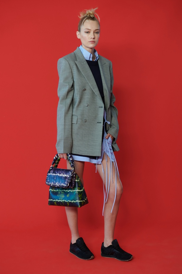 مجموعة Altuzarra لربيع وصيف 2023 تأخذنا في رحلة من التصاميم الرياضية إلى البوهيميا الفاخرة