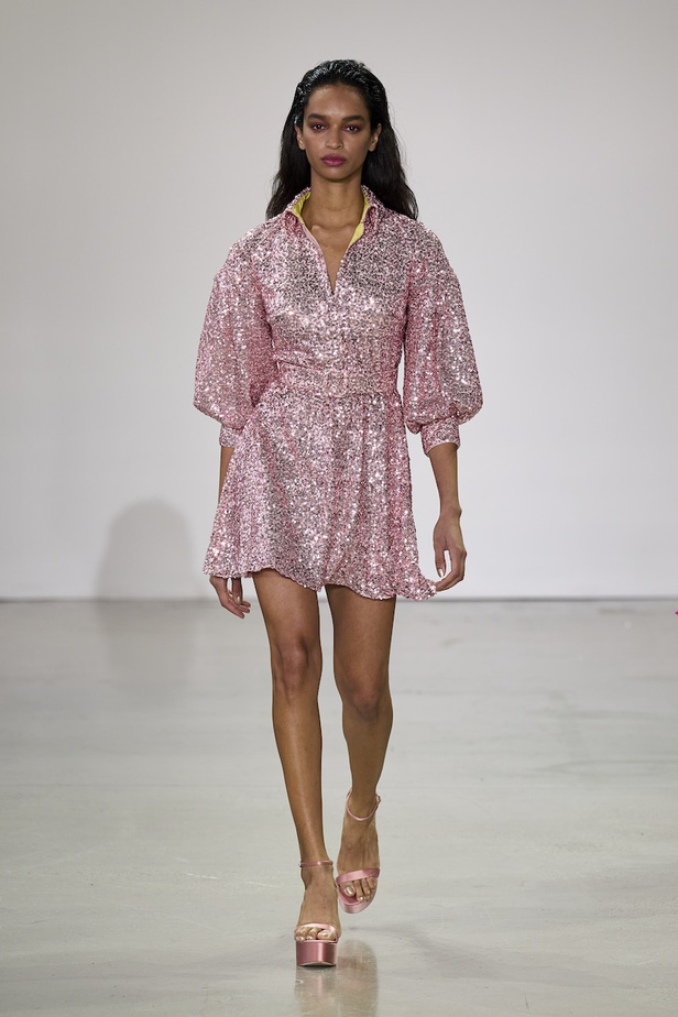 من مجموعة بادلي ميشكا لموسم ربيع وصيف 2023