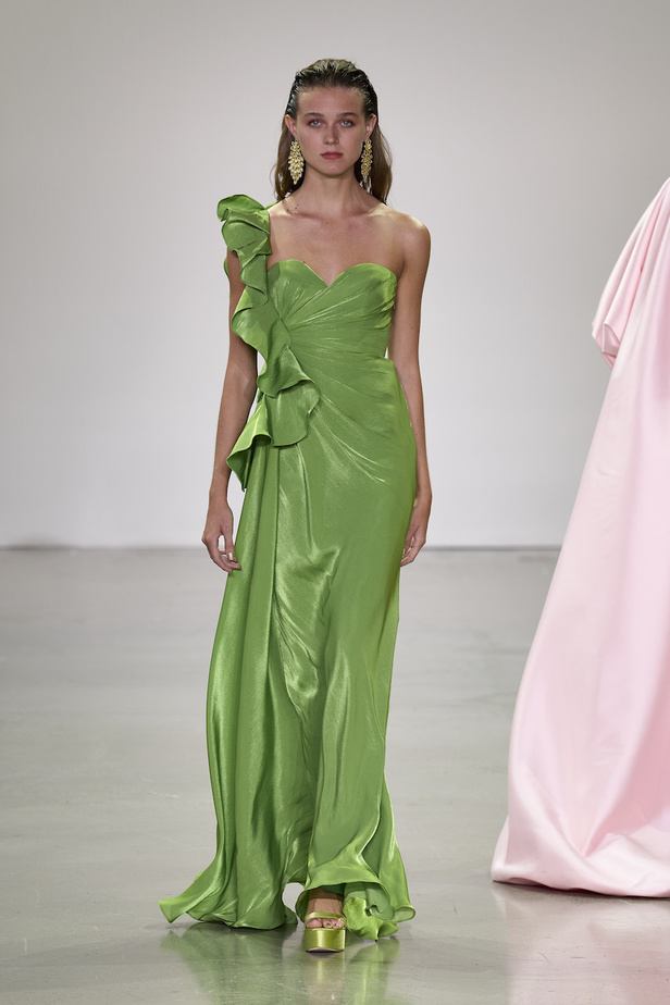 من مجموعة بادلي ميشكا لموسم ربيع وصيف 2023