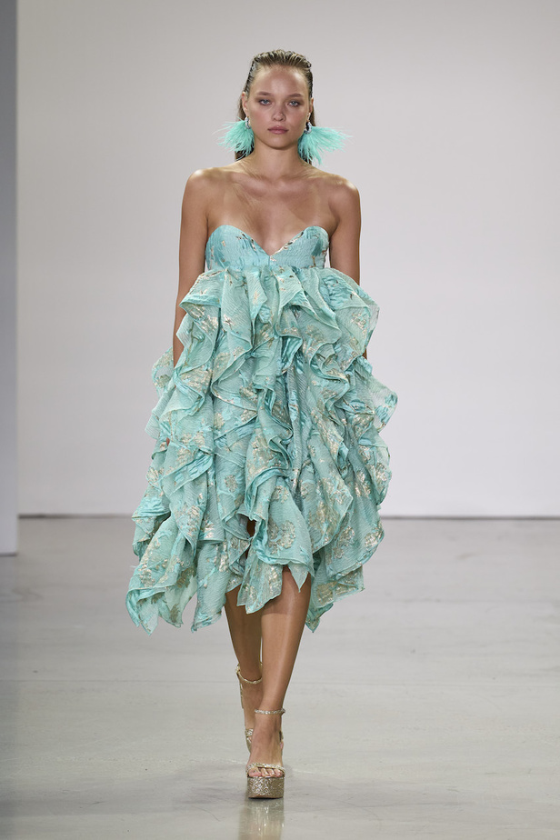 من مجموعة بادلي ميشكا لموسم ربيع وصيف 2023