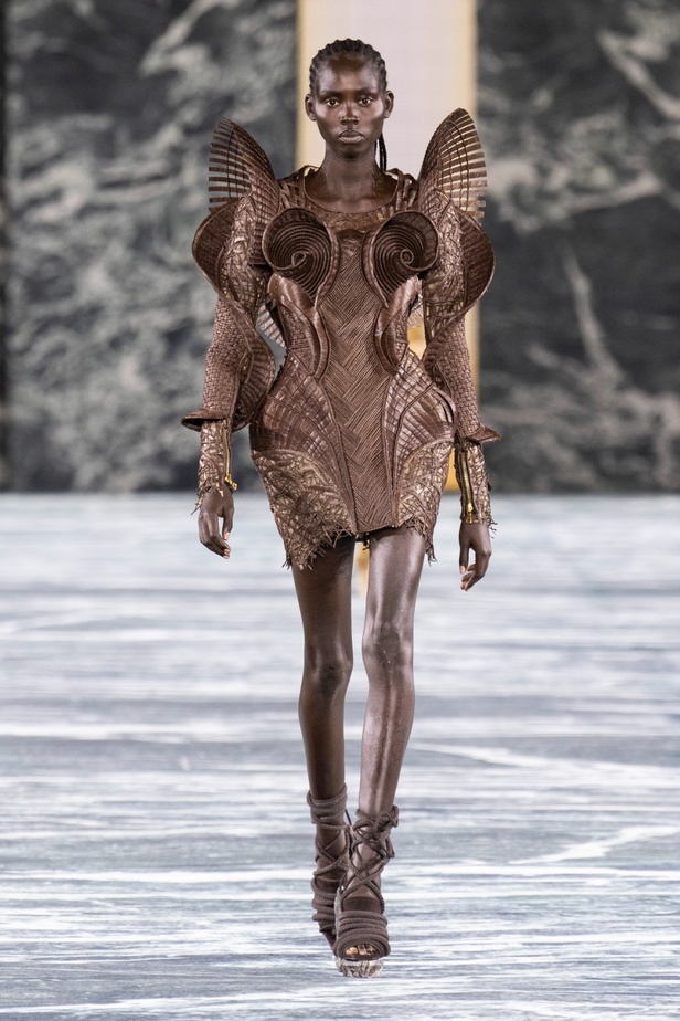 الأسطورة Cher تخطف الأنظار في عرض Balmain لربيع وصيف 2023