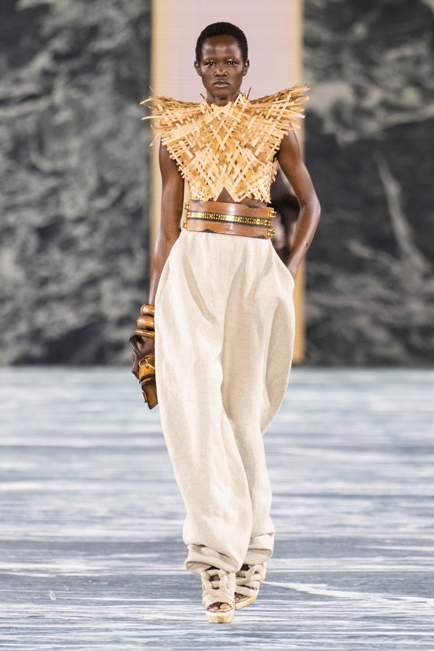 الأسطورة Cher تخطف الأنظار في عرض Balmain لربيع وصيف 2023