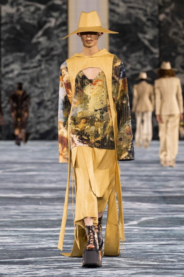 الأسطورة Cher تخطف الأنظار في عرض Balmain لربيع وصيف 2023