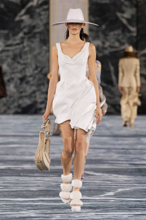 الأسطورة Cher تخطف الأنظار في عرض Balmain لربيع وصيف 2023