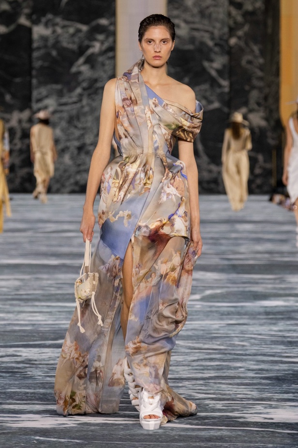 الأسطورة Cher تخطف الأنظار في عرض Balmain لربيع وصيف 2023