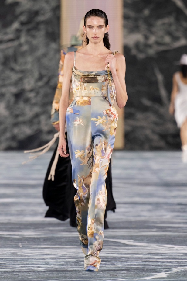 الأسطورة Cher تخطف الأنظار في عرض Balmain لربيع وصيف 2023