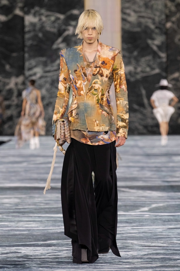 الأسطورة Cher تخطف الأنظار في عرض Balmain لربيع وصيف 2023