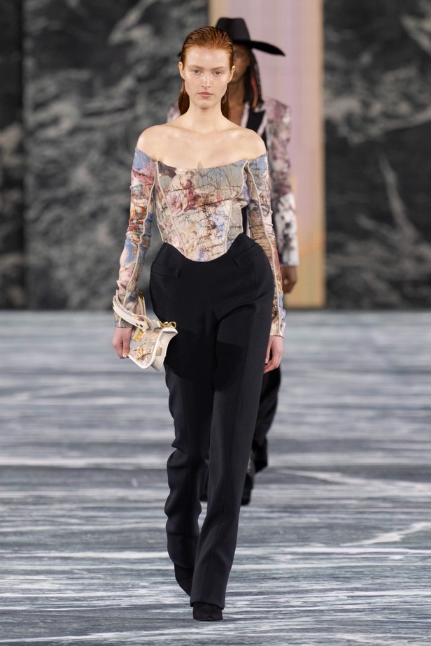 الأسطورة Cher تخطف الأنظار في عرض Balmain لربيع وصيف 2023